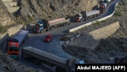 لاری های که اموال تجارتی را به افغانستان و پاکستان انتقال می دهند