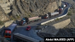 لاری های که اموال تجارتی انتقال می دهند