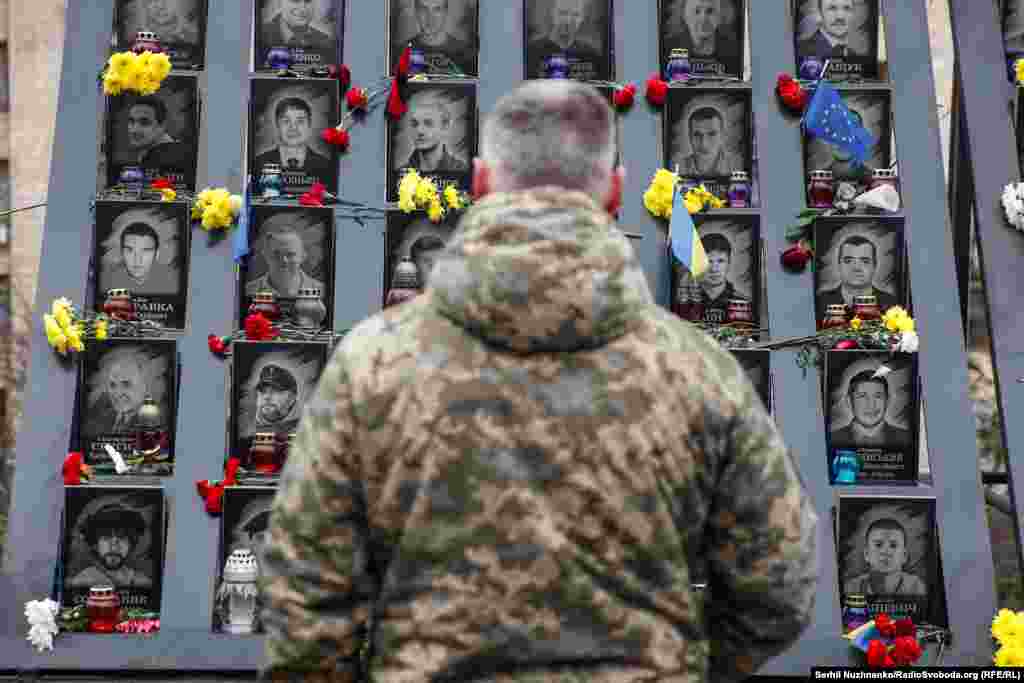 Першими в Небесній сотні опинилися активісти Майдану Сергій Нігоян і Михайло Жизневський, які померли від вогнепальних поранень під час сутичок у центрі столиці 22 січня 2014 року. Того ж дня в лісі під Києвом знайшли тіло зі слідами тортур активіста Юрія Вербицького. До 18 лютого 2014 року вже налічувалось 9 загиблих