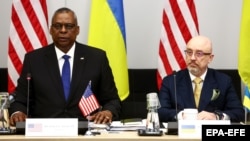 Міністр оборони України Олексій Резніков (праворуч) і міністр оборони США Ллойд Остін під час засідання Контактної групи з питань оборони України у форматі «Рамштайн». Брюссель, 14 лютого 2023 року 