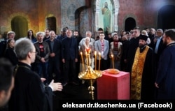 Під час панахиди в Києво-Печерській лаврі за її меценатом, гетьманом України Іваном Мазепою, якого за небажання коритися Московії ще за життя російська імперська церква піддала анафемі. Київ, Церква Всіх Святих, 11 червня 2023 року