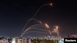 Ізраїльська система протиповітряної оборони «Залізний купол» намагається перехопити ракети, запущені «Хамас» зі смуги Газа. Ашкелон, 8 жовтня 2023 року