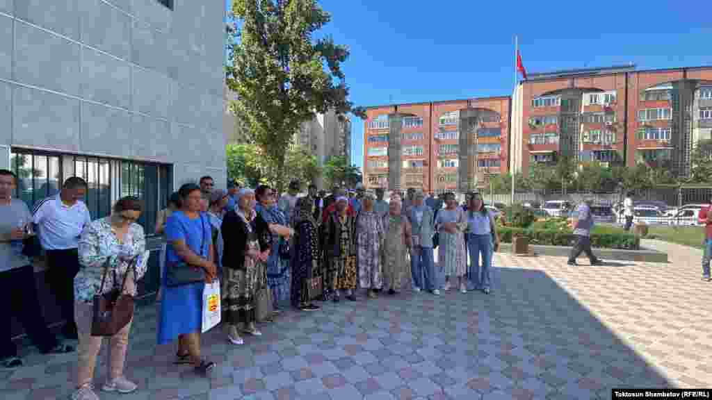 Кемпир-Абад иши боюнча сот шек саналып жаткандардын жакындары актоо өкүмү чыкканга чейин Биринчи май райондук сотунун алдында акция өткөргөн. 14-июнь, 2024-жыл.