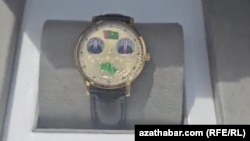 Президент Сердар Бердымухамедовдун, анын атасы, экс-президент Гурбангулы Бердымухамедовдун сүрөтү түшүрүлгөн сааттар