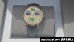 Edara-kärhanalaryň ýolbaşçy düzümi ýüzünde Berdimuhamedowyň suratlary bolan goşar sagatlaryny satyn almaga mejbur edilýärler. 