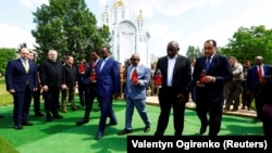 Голови африканських держав і урядів, включно з президентом ПАР Сирілом Рамафосою, вшановують жертв масових вбивств армією РФ цивільних людей під час окупації частини Київщини. Буча, 16 червня 2023 року