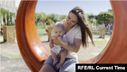 Полина Жуковская  - российская иммигрантка в Аргентине с сыном Давидом. Буэнос-Айрес, район Палермо. Январь 2023 года