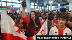 Վրաստան - Թբիլիսիի օդանավակայանում դիմավորում են Գերմանիայից վերադարձող ֆուտբոլիստներին, 2-ը հուլիսի, 2024թ. 