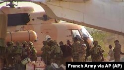 Российские наемники, садящиеся в вертолет на севере Мали. Иллюстративное фото