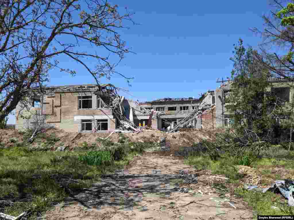 Зруйнована загальноосвітня школа. Фото від 9 травня 2023 року Під час перепису 2001-го року понад 96% жителів Давидового Броду рідною мовою назвали українську.