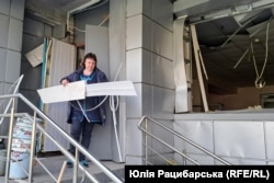 Персонал розбирає завали