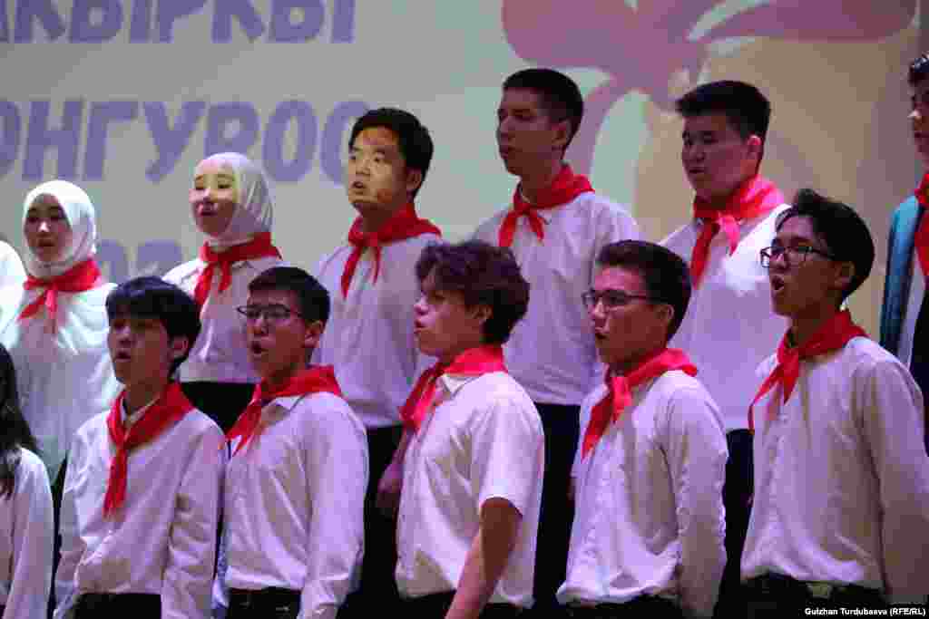 Бүгүн Кыргызстандын мектептеринде Акыркы коңгуроо кагылып, кезектеги окуу жылы жыйынтыкталды. Республика боюнча 2236 мектепте 9-классты128 миң, 11-классты 73 миң бүтүрүүчү аяктап жатат.