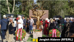 Чек ара жаңжалында курман болгондорго арналып тургузулган эстелик. 15-сентябрь, 2023. Баткен шаары. 