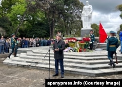 Джансух Нанба на митинге у памятника Неизвестному солдату