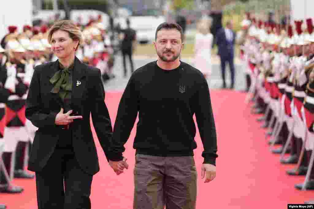 Президент України Володимир Зеленський разом із дружиною Оленою прибув на міжнародну пам&rsquo;ятну церемонію в Омага-Біч. Зеленський, запрошений Макроном, зустрінеться із західними лідерами під час святкування &laquo;Дня Д&raquo; у надії отримати більше допомоги від Заходу на тлі нового наступу РФ на сході України