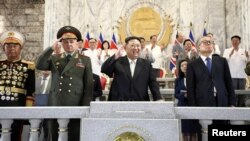 Түндүк Кореянын лидери Ким Чен Ын, Орусиянын коргоо министри Сергей Шойгу жана Кытайдын Коммунисттик партиясынын мүчөсү Ли Хонжонг Корей согушунун аякташынын 70 жылдыгына арналган парадга катышып жатат. Пхеньян. 27-июль, 2023-жыл. 