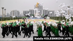 Түркмөнстан. Мамлекеттик кызматкерлер жапырт тартылган иш-чаралардын бири. Архив 