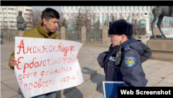 QazNews24 сатиралык баракчасынын автору Темирлан Енсебек Алматыда акцияда, 9-февраль, 2024-жыл