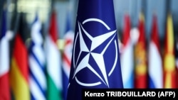 Прапор НАТО у штаб-квартирі альянсу