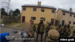 Британський інструктор та українські військові під час тренування боїв у високоурбанізованій місцевості