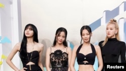 Түштүк кореялык "Блекпинк" тобунун мүчөлөрү MTV Video Music Awards музыкалык сыйлыктарды тапшыруу аземинде. Нью-Жерси. 28-август, 2022-жыл.  