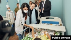 23-сентябрда президенттин жардамчысы Саида Мирзиёева президент Шавкат Мирзиёевдин тапшырмасы менен 450 бала ооруканага түшкөн Наманган облусуна барды.