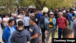 Собравшиеся протестующие работники. 14 августа 2023 года