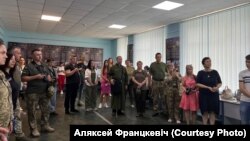 На адкрыцьцё выставы прыйшлі вэтэраны расейска-ўкраінскай вайны, вайскоўцы і валянтэры