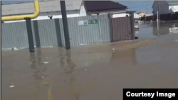 Затопленные дома в городе Кульсары, Атырауская область, 5 апреля 2024 года