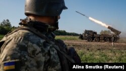 Українські військовослужбовці 110-ї окремої механізованої бригади імені генерал-полковника Марка Безручка стріляють з реактивної системи залпового вогню РСЗВ «Вампір» в Донецькій області, Україна, 30 червня 2024 року