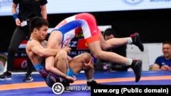 Эрназар Акматалиев ирактык атаандашы менен күрөшүп жатат. 19-апрель. 2024-жыл.