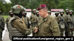 Намесьнік міністра ўнутраных спраў Беларусі Мікалай Карпянкоў з адным з байцоў новага падразьдзяленьня спэцназу «Буран». 14 ліпеня 2023 году