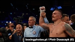 Після закінчення бою Усик сказав, що свою перемогу присвячує ЗСУ: «Слава Богу і Слава Україні!»