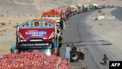 موترهای باربر اموال تجارتی تاجران افغان در انتظار عبور از گذرگاه تورخم