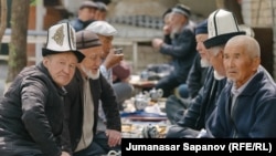 Ноокаттагы чайканада эс алып отурган аксакалдар. 
