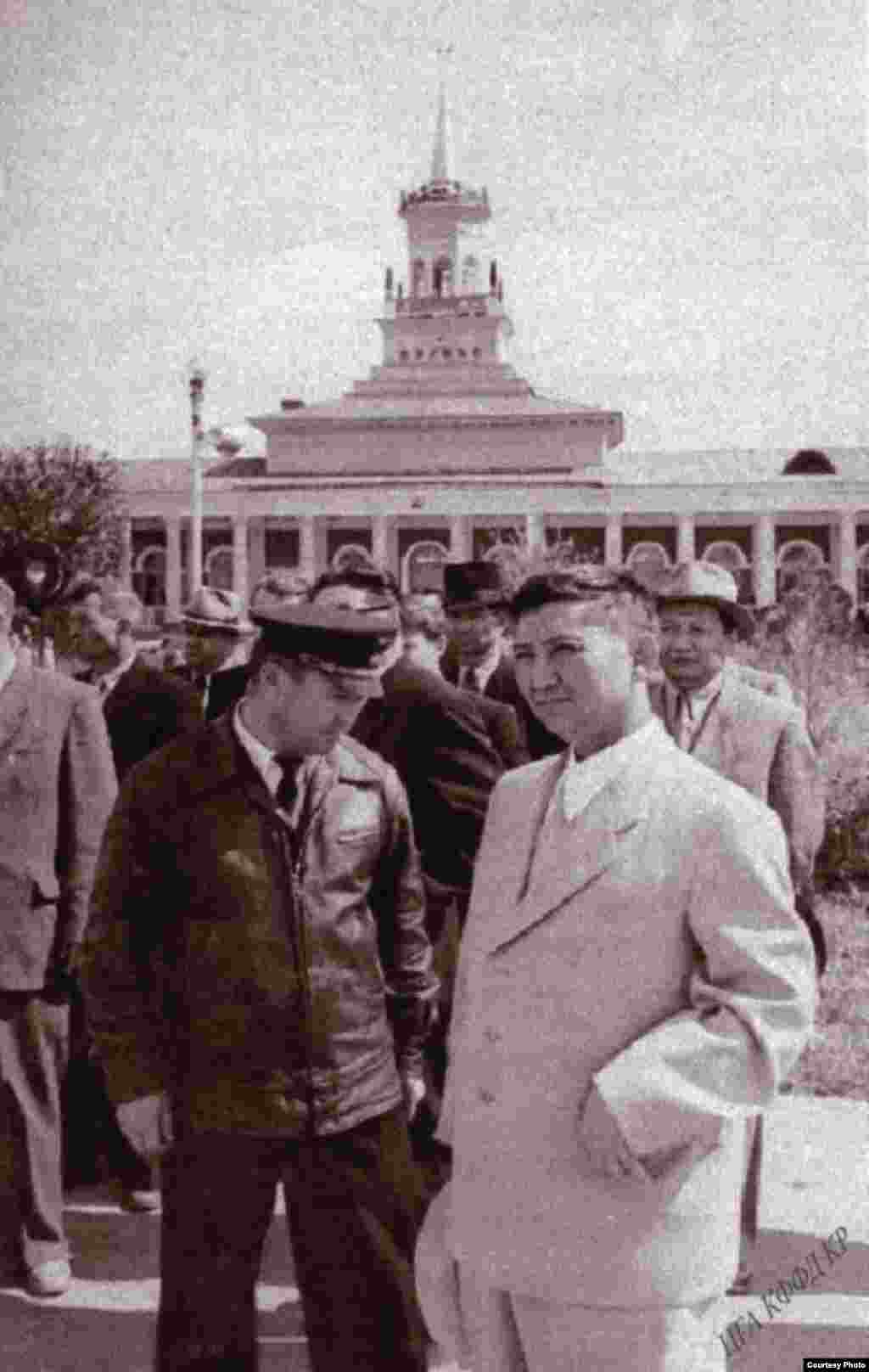 Кыргыз ССРинин жарандык авиациясынын командири, учкуч Ишенбай Абдраимов (солдо) жана&nbsp;Кыргызстан КПБКнын биринчи катчысы Исхак Раззаков Фрунзе аэропорту. 1958-жыл. Ишенбай Абдраимов 1966-жылы Советтер Союзундагы эң биринчи эмгек сиңирген учкуч наамын алган. Өлкөдөгү авиациянын демилгечиси, уюштуруучусу, жетекчиси жана эң биринчи кыргыз учкуч Абдраимов Кыргызстандагы 1-класс стандартындагы аба майданды курдурган. Ал өлкөнүн тоолуу аймактарына У&ndash;2, Ли&ndash;2 жана Ил&ndash;18 учактары менен алгачкы жолу учкан. Бишкектеги авиациялык институт анын ысымын алып жүрөт.&nbsp;