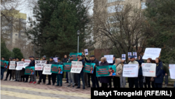 Камактагыларды бошотуу талабы коюлган митингдин катышуучулары. 2023-жылдын 17-марты.