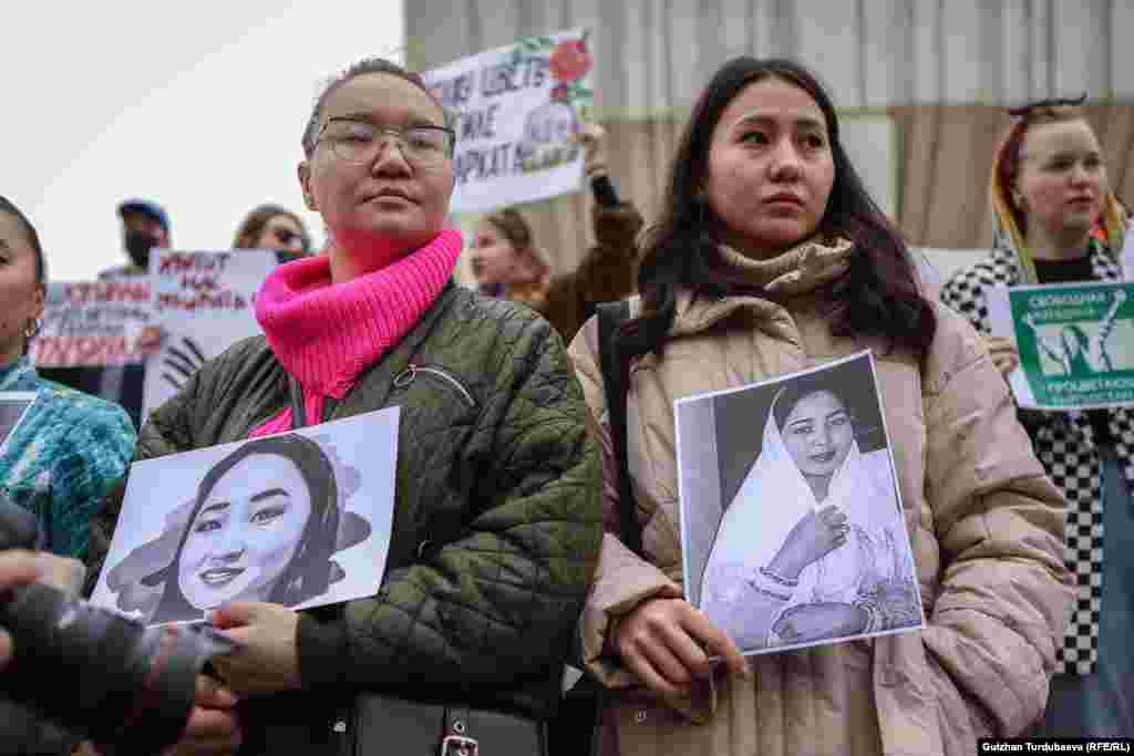 Акциянын айрым катышуучулары ала качуунун курмандыгы болгон Айзада менен Бурулайдын да сүрөттөрүн көтөрүп чыгышты.&nbsp;