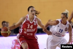 Светлана Абросимова (кызыл кийимчен) баскетбол оюндарынын биринде.