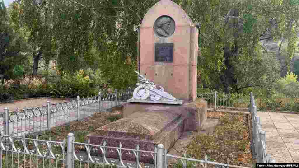 Токтогул Сатылгановдун күмбөзү