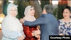 Инобат Мирзиёева (солдон биринчи) жана президенттин башка туугандары.