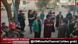 Türkmenabatda onlarça ýaşaýjy seýilgähiň ýykylmagyna üýşüp, garşylyk bildirýärler. 16-njy mart, 2023 ý. Türkmenabat ş, Lebap welaýaty. 