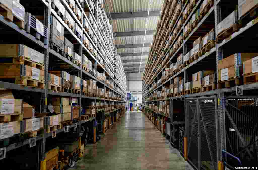 Tanklar üçin ätiýaçlyk bölekleriniň ammary AFP-nyň maglumatyna görä, Rheinmetall zawodynyň käbir önümçilik bölegi häzirki wagtda köne sowutly ýaraglary söküp, söweş meýdanynda peýdalanmak üçin, täzeden döredýärler. &nbsp;