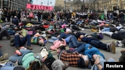 Extinction Rebellion экологиялык кыймылынын Лондондогу акциясы. Сүрөт иллюстрация үчүн колдонулду. 