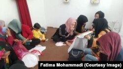 زنان و دختران شامل در برنامه آموزش خیاطی و روبان دوزی در غرب کابل 