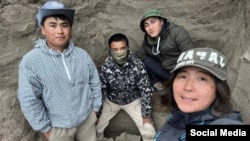 Археологдор Аида Абдыканова, Эмил уулу Арген жана изилдөөгө катышкан студенттер Бокойбий Садылдаев, Нуртазим Султанов.