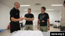 Aleksandr Studenikin (ortada) Tunisdə kimyəvi silahlardan və zəhərli sənaye tullantılarından qorunmaq üçün avadanlıqlar sərgisində. 2010