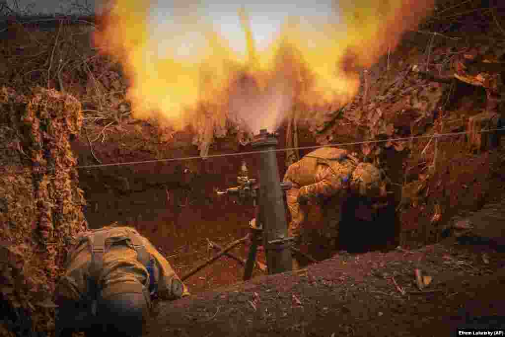 Украинские военные из 28-й отдельной механизированной бригады обстреливают из миномета российские позиции возле Бахмута в Донецкой области Украины, 3 марта. Несмотря на отвод войск на востоке страны украинские военные ожесточенно сражаются с российскими силами, даже в условиях острой нехватки боеприпасов &nbsp;