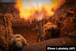 Українські мінометники ведуть вогонь проти позицій російської армії неподалік Бахмуту в Донецькій області. Березень 2024 року. Україна є країною, яка прагне членства в НАТО, і Збройні сили якої мають реальний бойовий досвід ведення війни