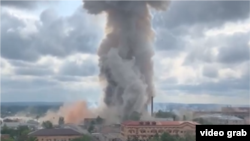 Сергиев Посад шаарында болгон жардыруудан кийин асманга көтөрүлгөн түтүн. 9-август, 2023-жыл. 